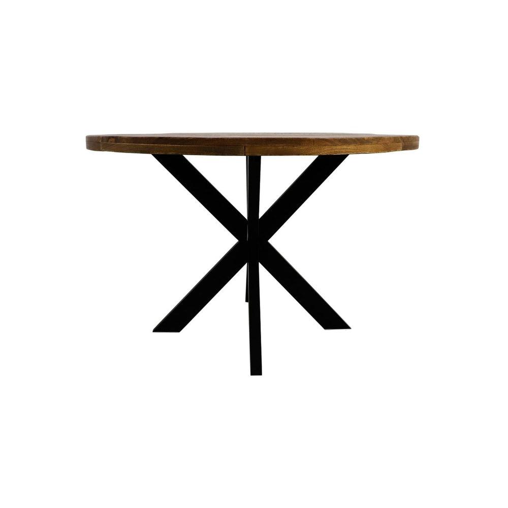 Ronde houten tafel met een robuust metalen kruispootontwerp, modern en industrieel van stijl.