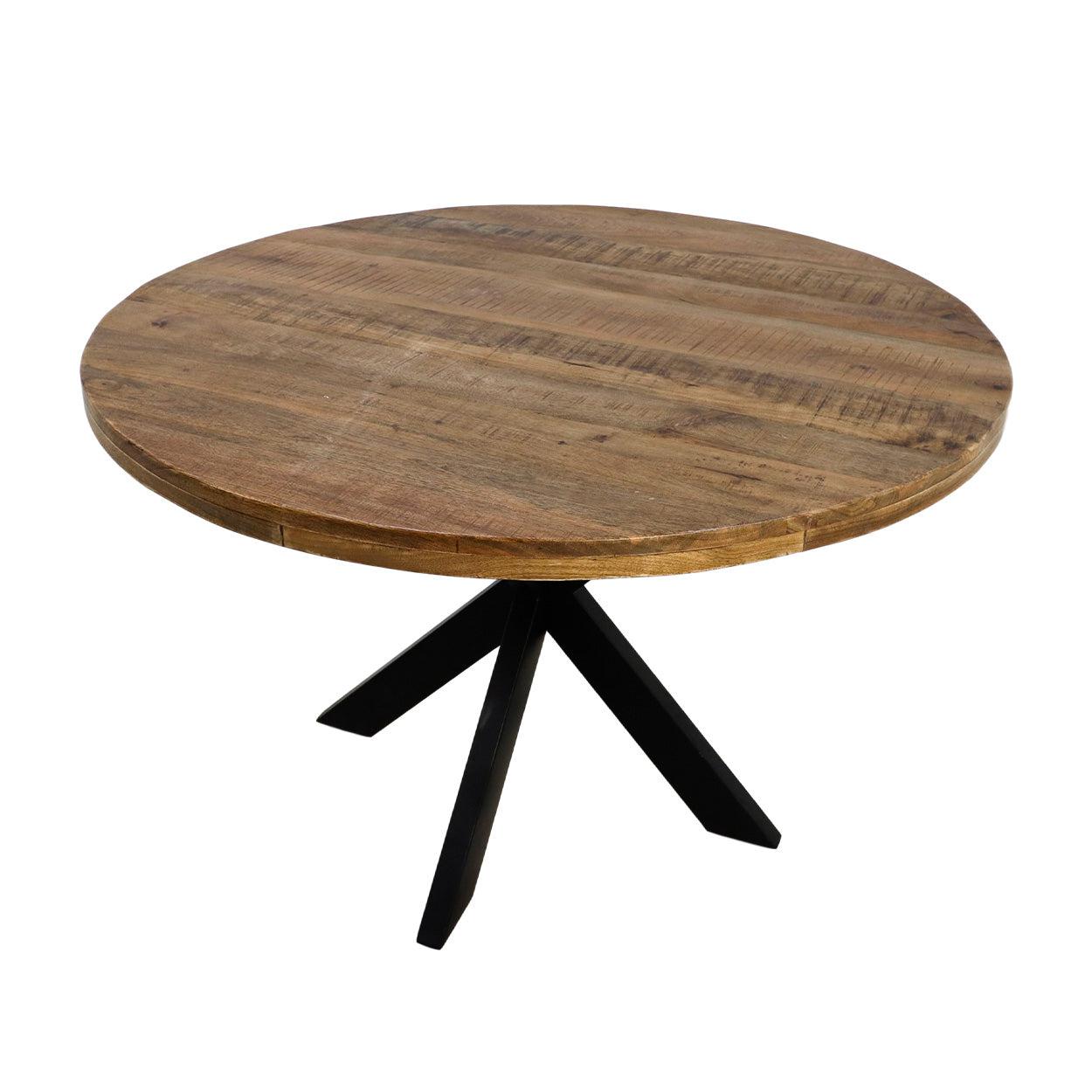 Ronde houten tafel met een robuust blad en zwart metalen kruispoot, moderne en rustieke uitstraling.