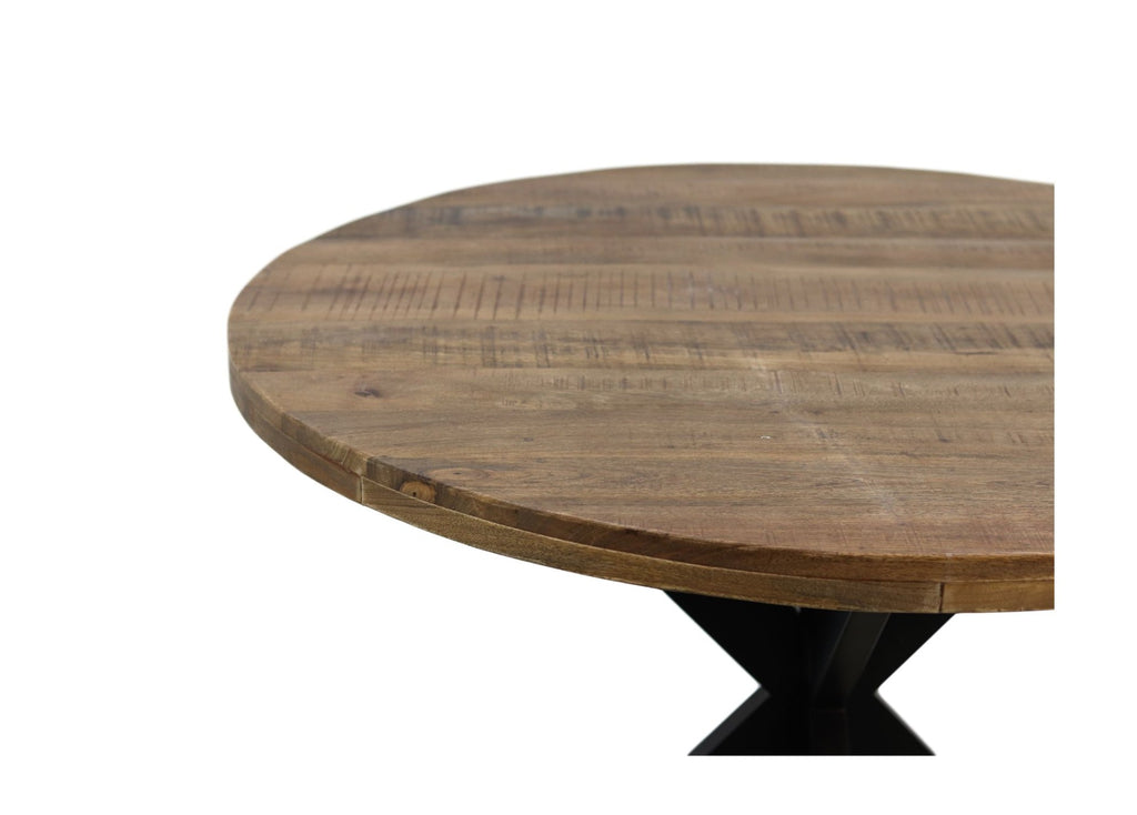Rond houten tafelblad met een robuuste, natuurlijke afwerking, boven een modern zwart stalen onderstel.