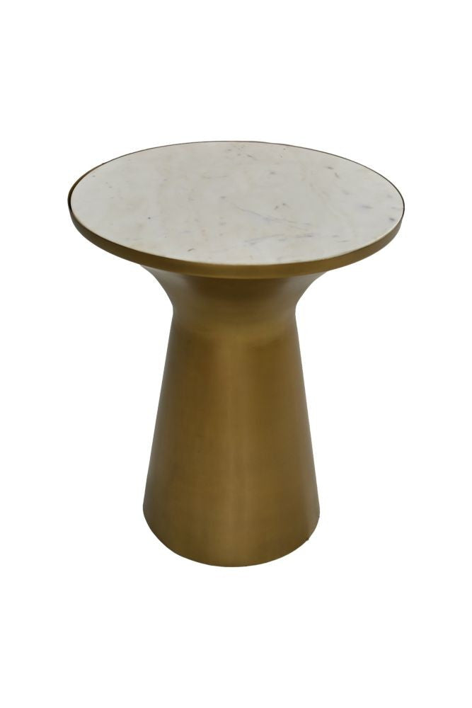 Ronde bijzettafel met witte marmeren blad en goudkleurige, taps toelopende voet, elegant design.