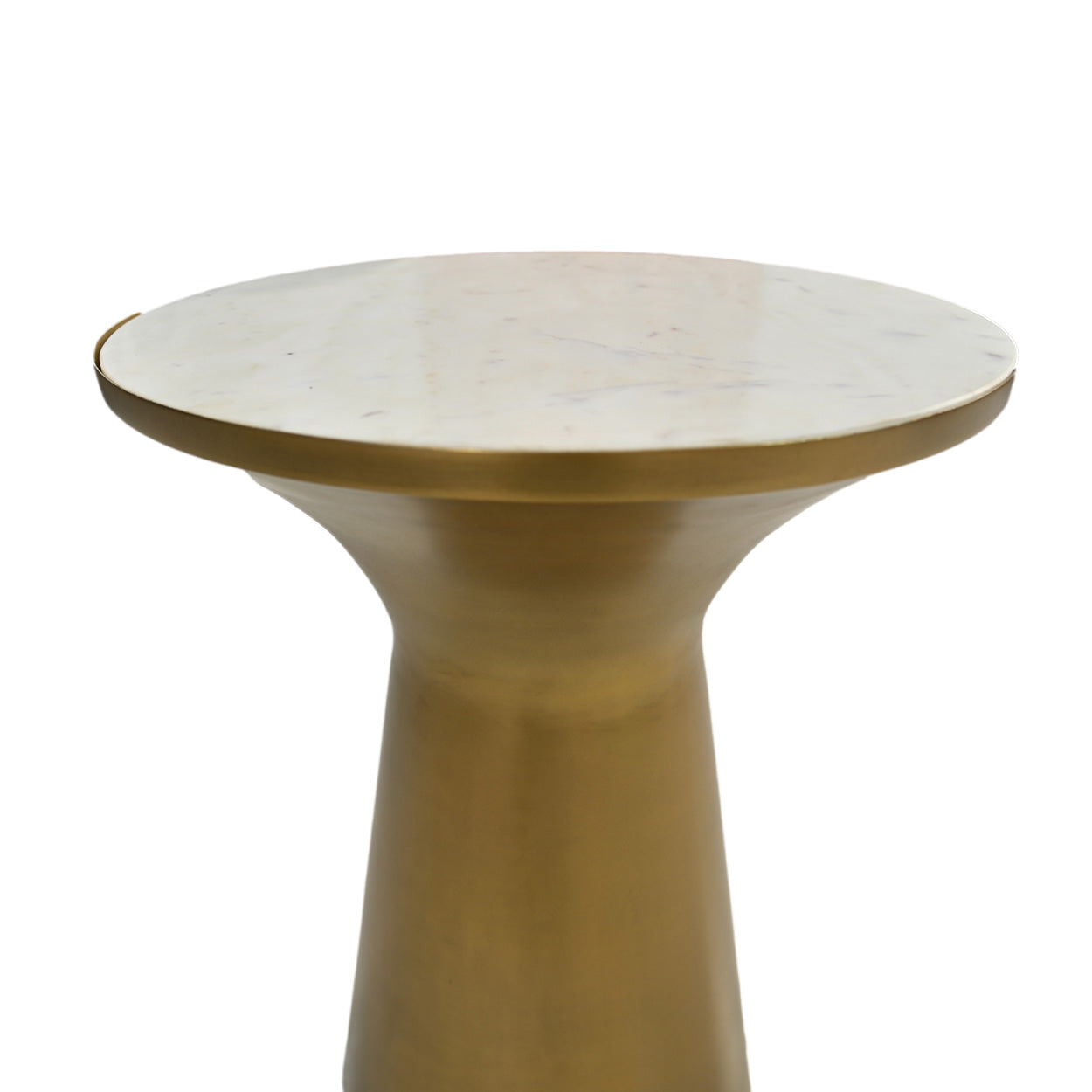 Elegante bijzettafel met een glanzend marmeren blad en een goudkleurige, taps toelopende metalen voet.