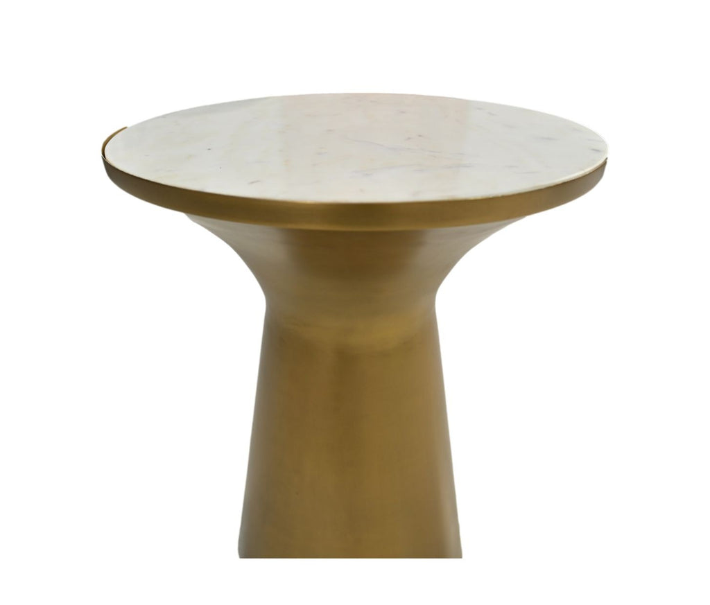 Ronde bijzettafel met bronskleurige basis en glad wit marmeren blad, elegant en modern design.