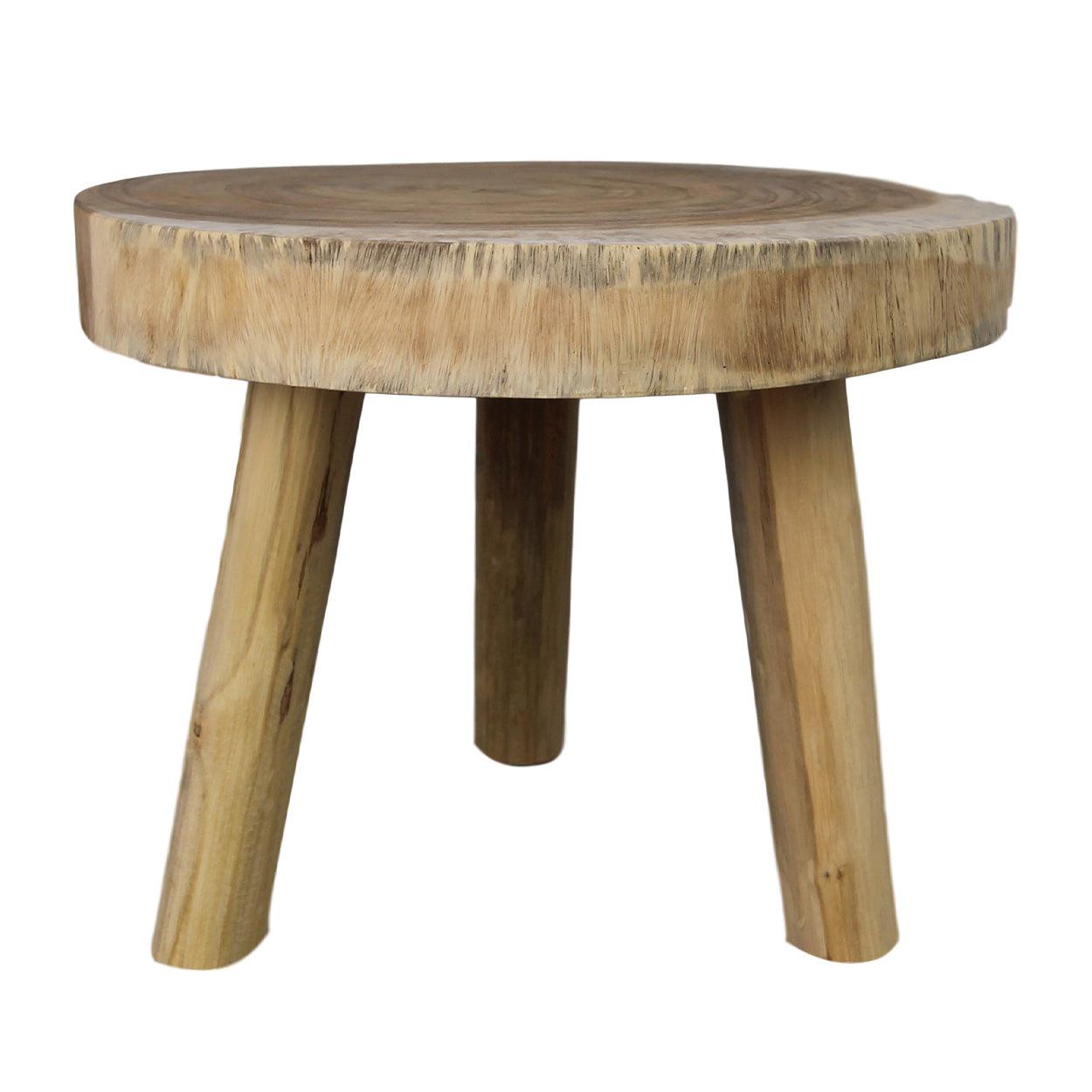 Stevige houten bijzettafel met een ronde bovenkant en drie taps toelopende poten, natuurlijke houtafwerking.