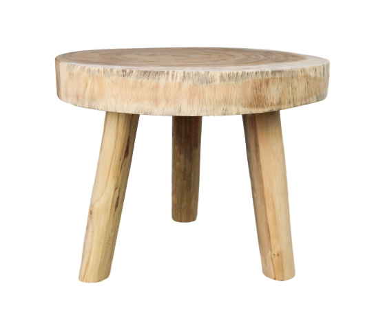 Rond houten krukje met drie stevige poten, gemaakt van natuurlijk, lichtbruin hout met een gladde afwerking.