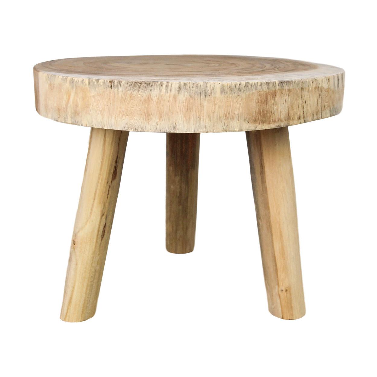 Ronde houten kruk met drie taps toelopende poten, natuurlijke afwerking en zichtbare houtnerven.