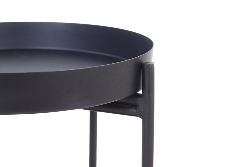 Zwart metalen bijzettafeltje met een eenvoudige, moderne ontwerptaal en een ronde bovenkant.