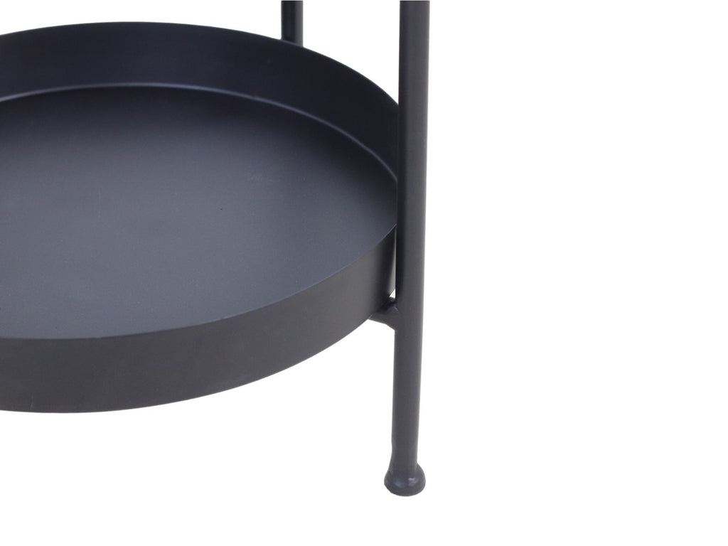 Zwart metalen bijzettafeltje met ronde schaal en drie slanke poten, strak en modern ontwerp.