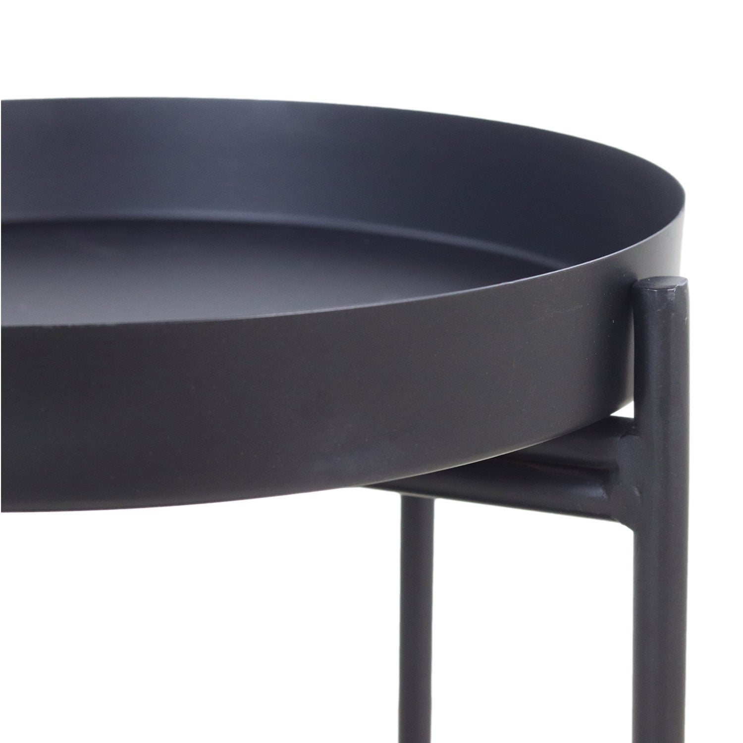 Ronde zwarte metalen tafel met een strakke, moderne uitstraling en stevige poten voor een stijlvol interieur.