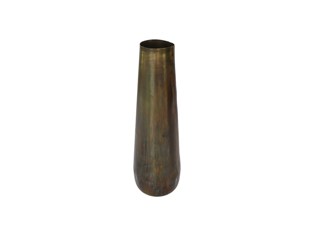 Slanke, koperkleurige cilindervaas met vintage patina op een witte achtergrond.