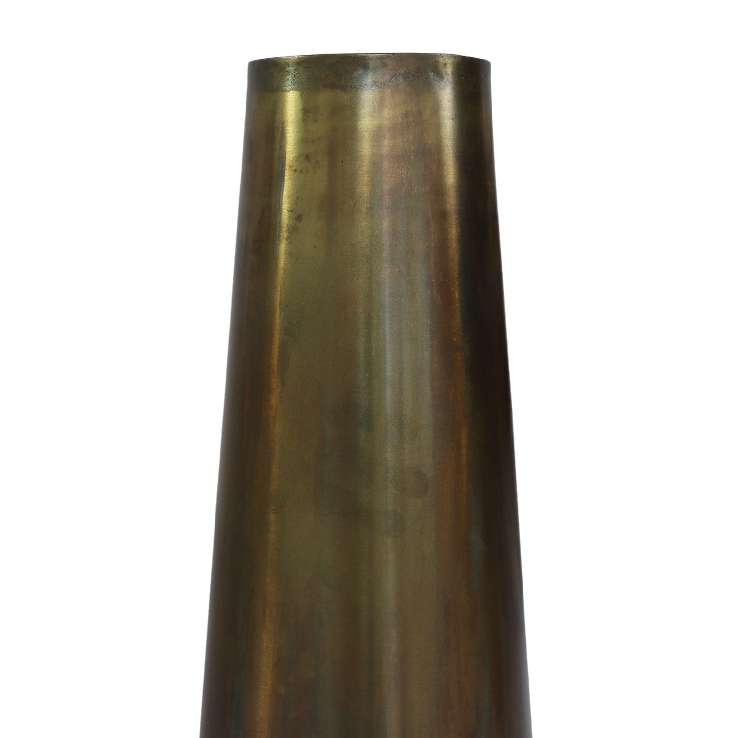 Gepolijste bronzen vaas met taps toelopend ontwerp en subtiele patina, glanzend in het licht.