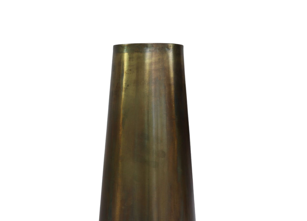 Slanke, bronzen vaas met egaal oppervlak en warme goudbruine tinten op witte achtergrond.