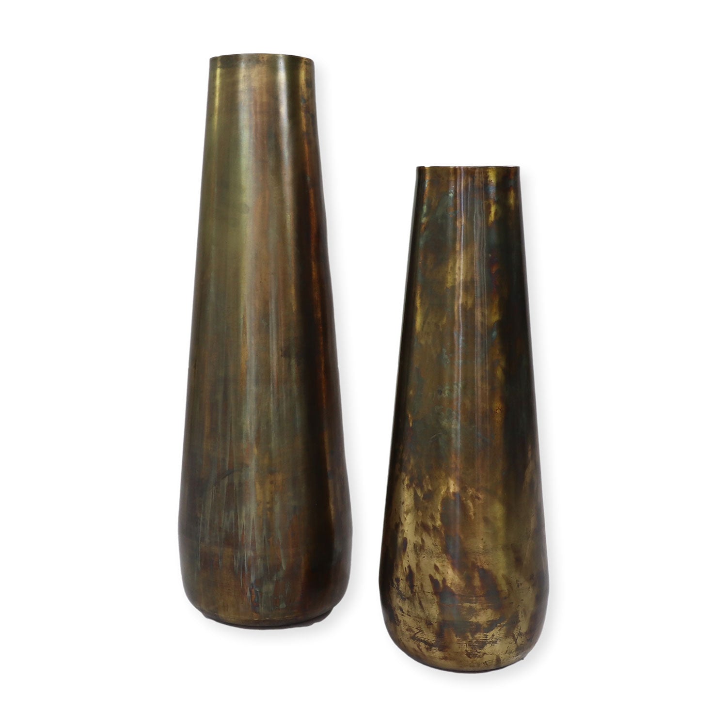 Twee slanke, antiek ogende metalen vazen met een verweerd brons patina op een witte achtergrond.