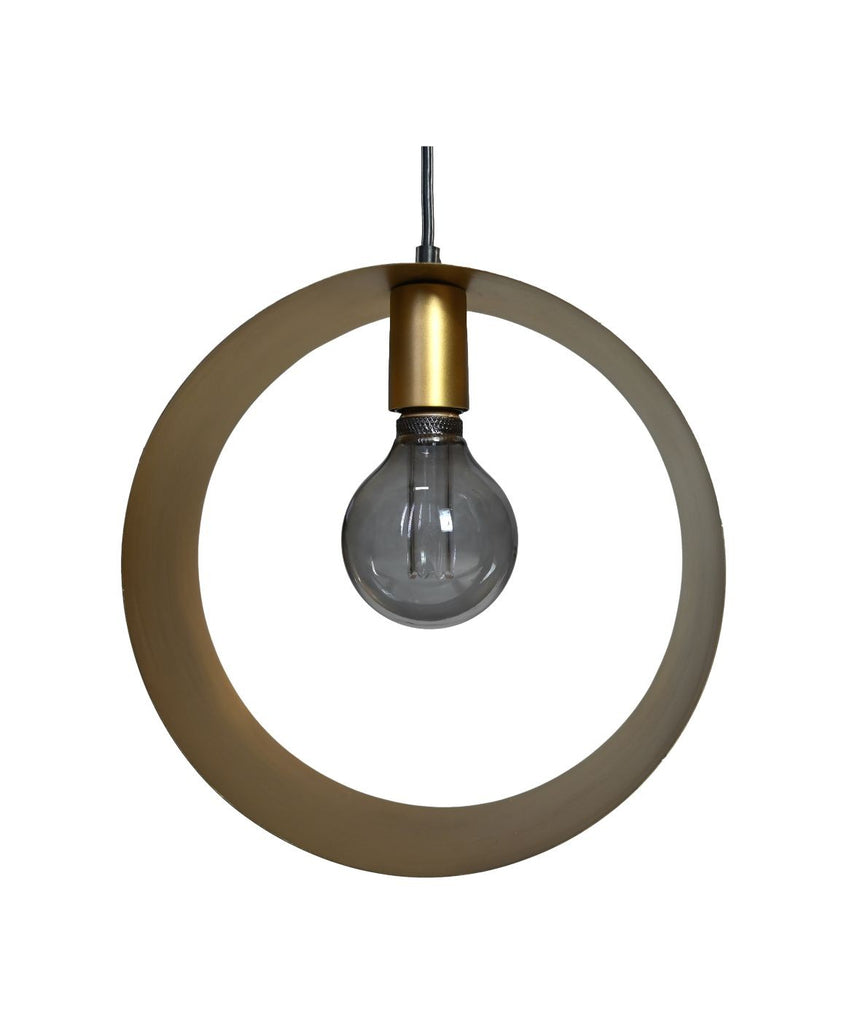 Moderne hanglamp met goudkleurige ring en transparante gloeilamp, hangend aan een zilveren kabel.