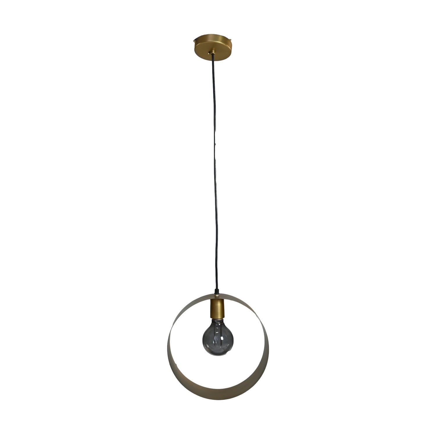 Minimalistische hanglamp met goudkleurige fitting en ronde ring, hangend aan een zwarte draad tegen witte achtergrond.