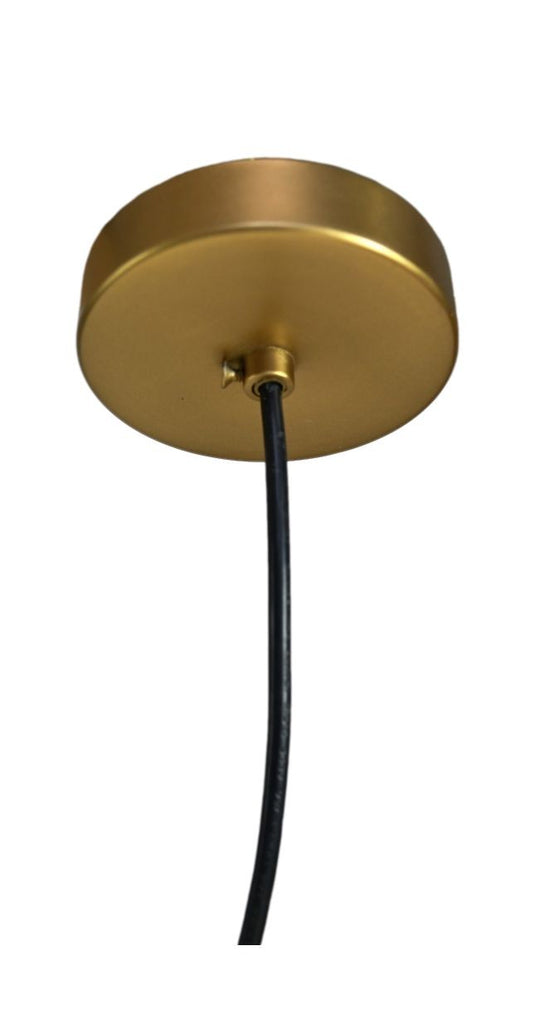 Gouden plafondkapje met een zwarte stroomkabel, eenvoudig en stijlvol ontwerp voor plafondmontage.
