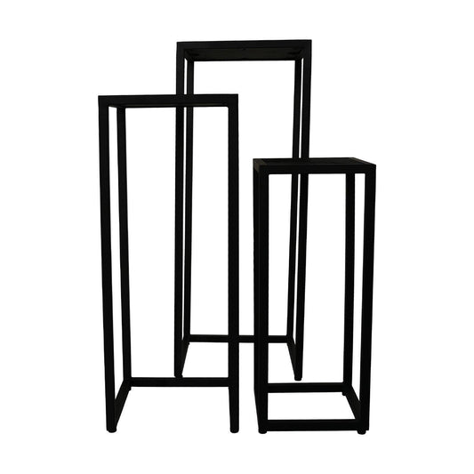 Drie zwarte metalen sokkels van verschillende hoogtes, geschikt voor decoratieve presentatie of tentoonstellingen.