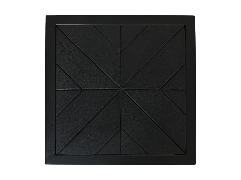 Zwarte houten snijplank met geometrisch patroon en diagonale lijnen in een vierkant ontwerp.