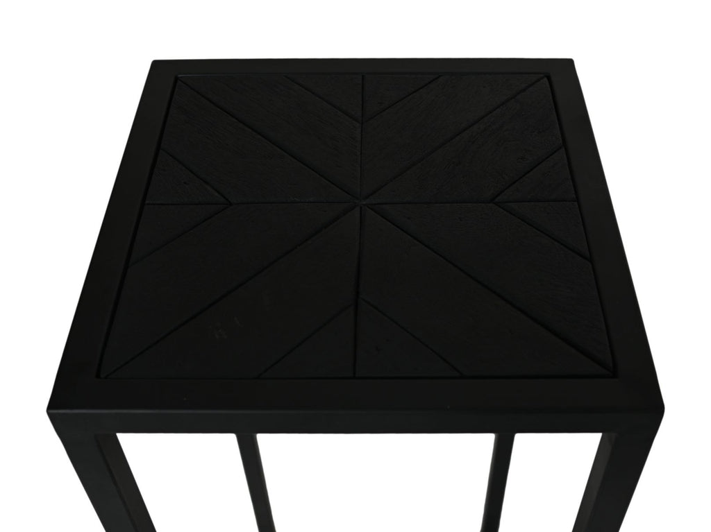 Zwart vierkant bijzettafeltje met geometrisch houten blad, strakke en minimalistische stijl.