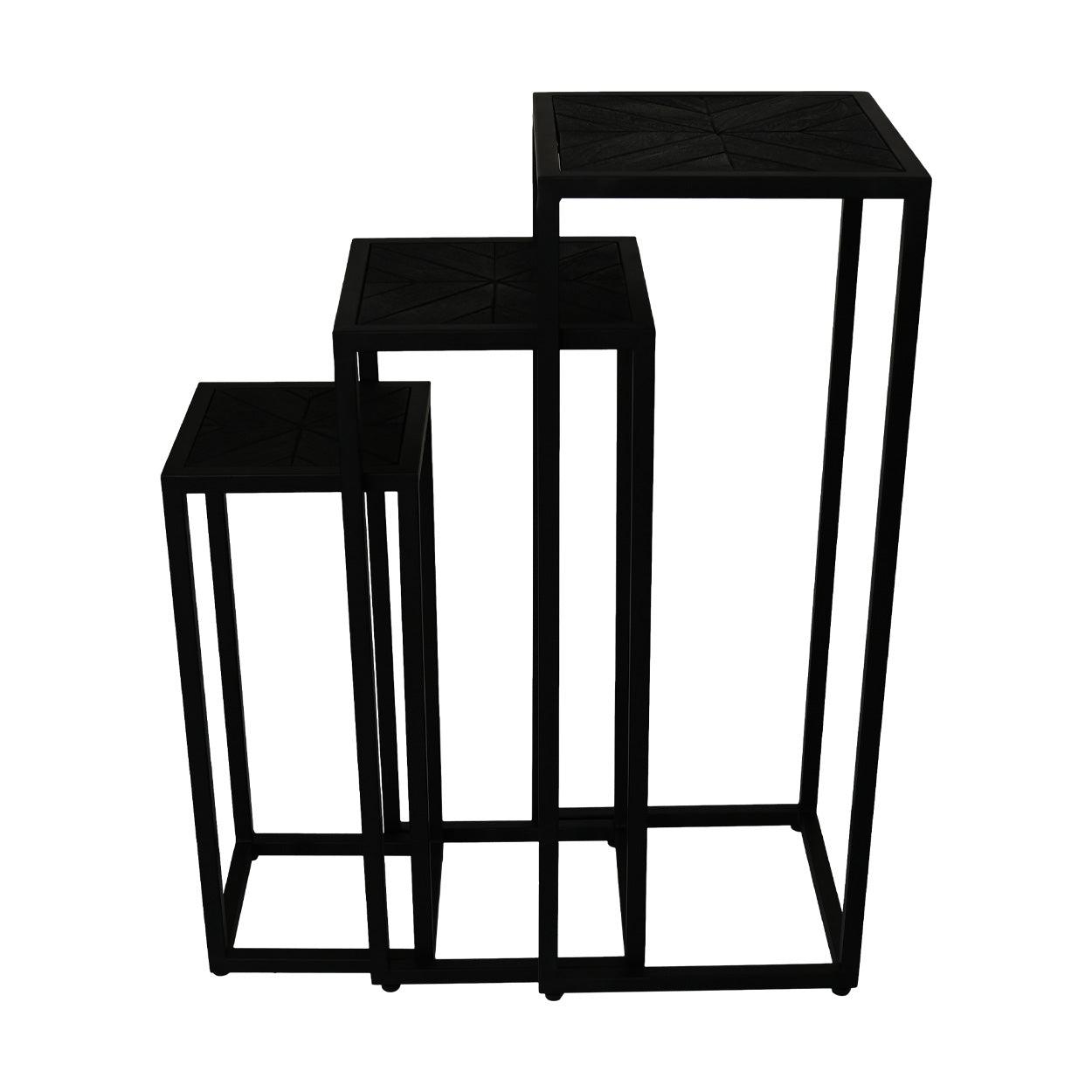 Drie zwarte metalen plantenzuilen in oplopende hoogtes, perfect voor tentoonstellingen en decoratie.