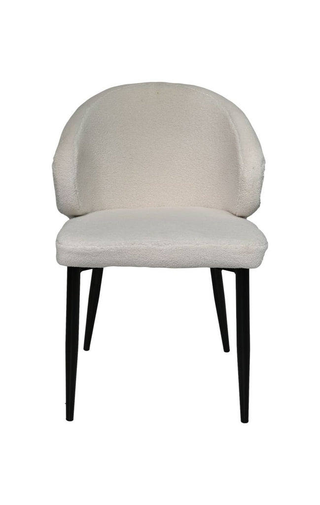 Gebogen stoel met zachte witte bekleding en slanke zwarte poten, minimalistisch en elegant ontwerp.