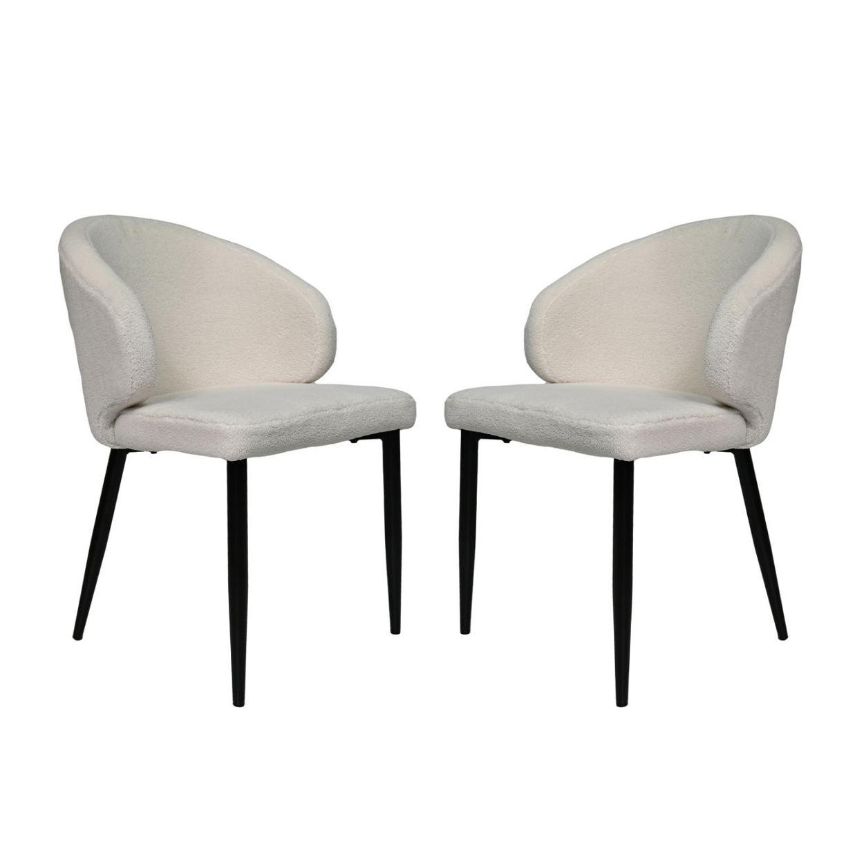 Twee elegante, witte stoelen met gebogen rugleuning en zwarte metalen poten, minimalistisch en modern ontwerp.