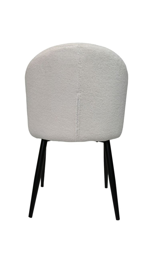 Grijs gestoffeerde stoel met rond ontwerp en zwarte metalen poten, minimalistische en eigentijdse stijl.