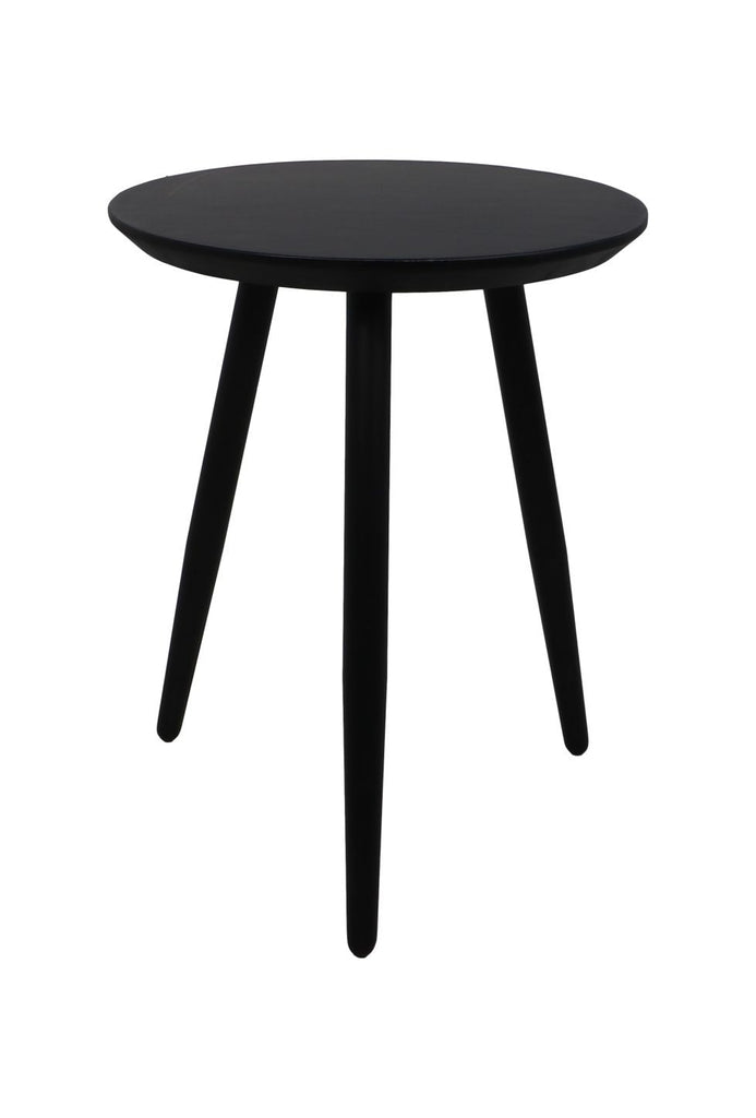 Minimalistische bijzettafel met een rond zwart blad en drie slanke tapse poten, eenvoudig en elegant.