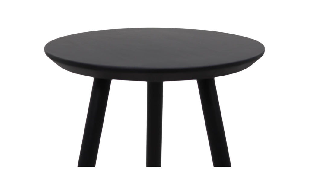 Ronde zwarte bijzettafel met drie poten op een witte achtergrond, modern en minimalistisch ontwerp.