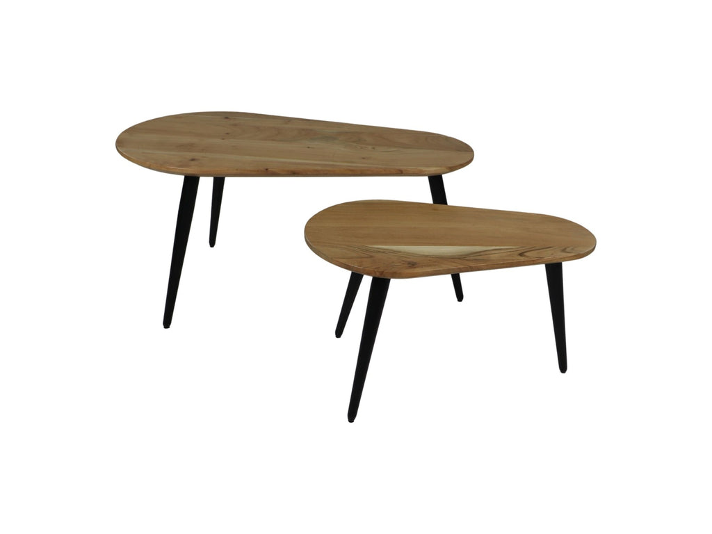 Twee moderne, houten salontafels met asymmetrische bladen en zwarte, schuine poten in een minimalistisch ontwerp.