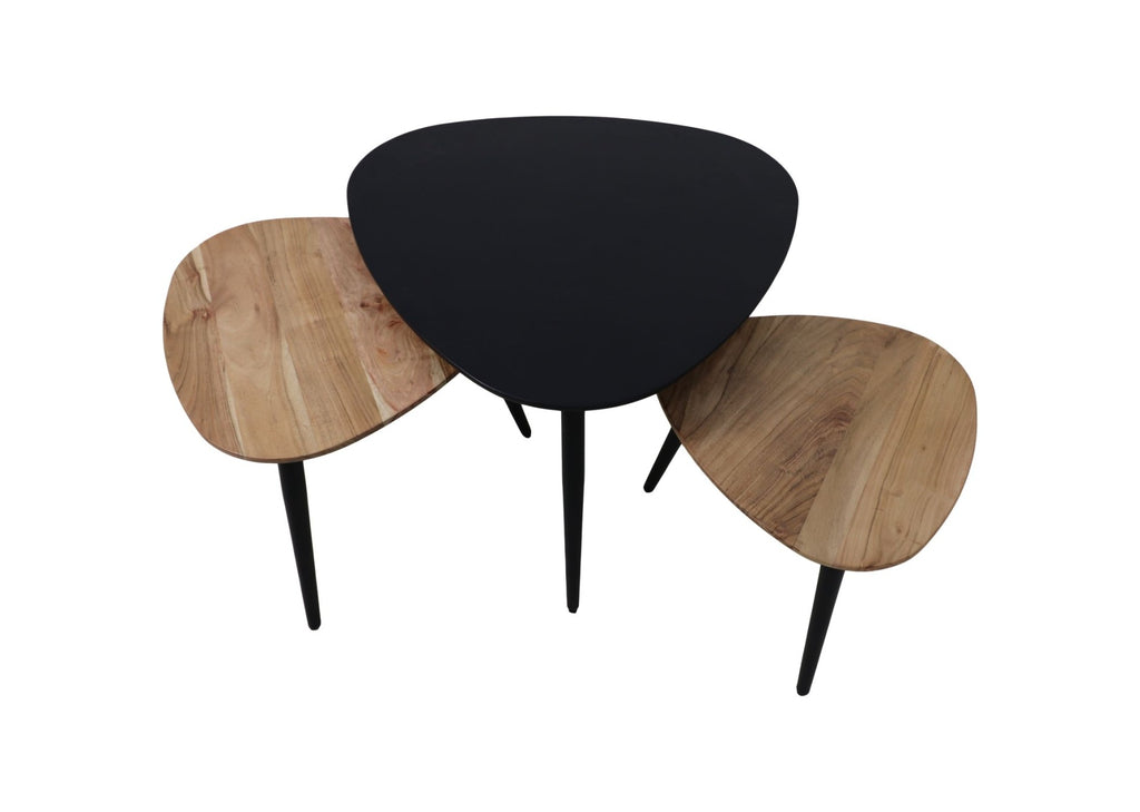 Driehoekige nesttafels, twee met licht hout en een in zwart, elegant gepositioneerd met dunne poten.