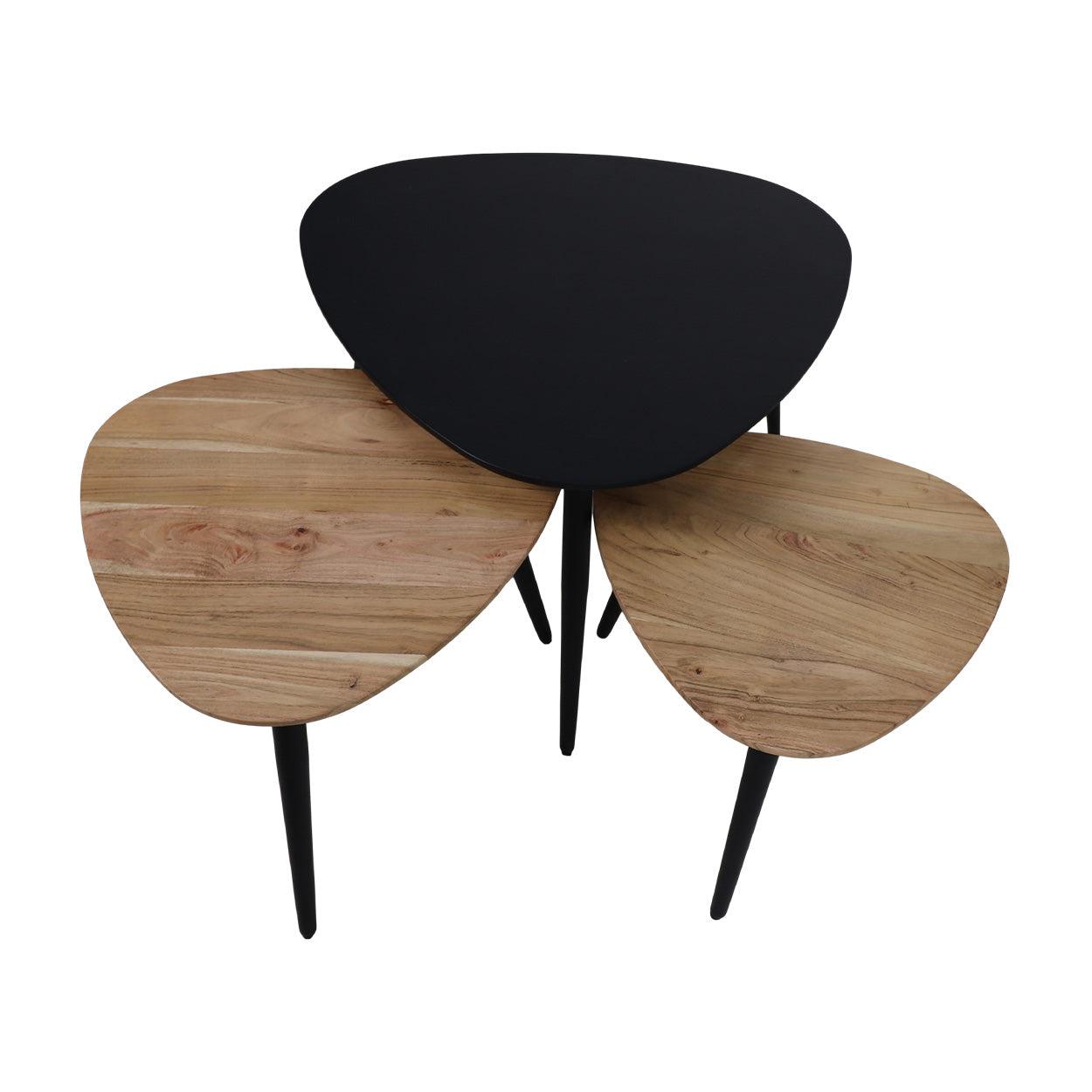 Set van drie druppelvormige bijzettafels, twee houten en één zwart, op stijlvolle slanke zwarte poten.