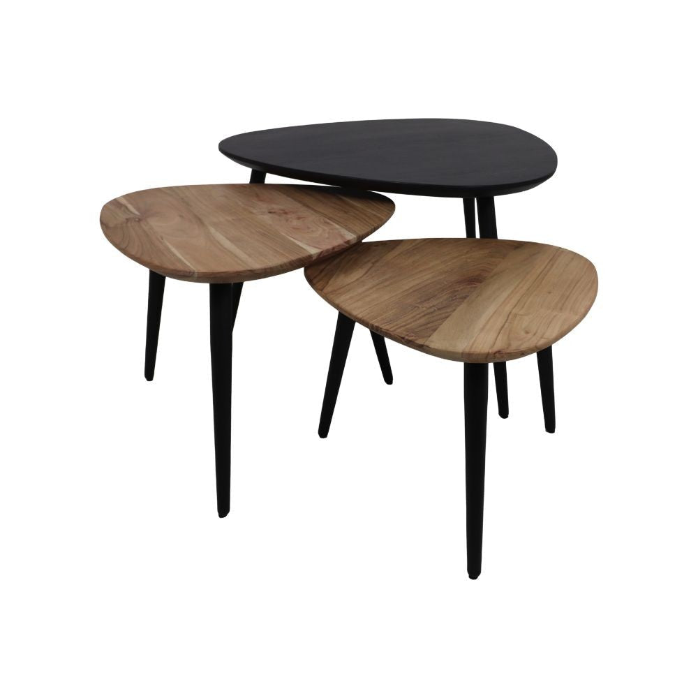 Driehoekige bijzettafels, twee van hout en één zwart, met slanke zwarte poten, in moderne stijl.