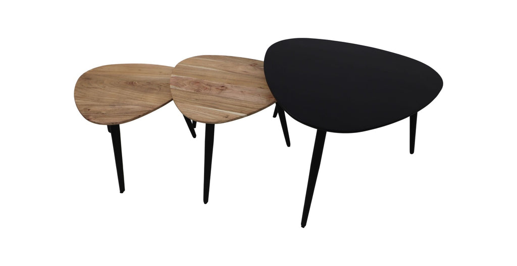 Driehoekige bijzettafels: twee van licht hout en één zwart, met slanke zwarte poten in een modern ontwerp.