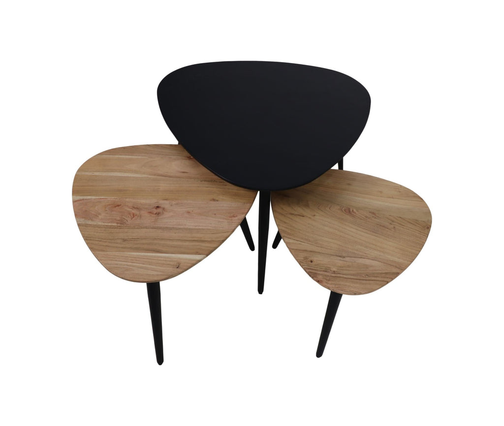 Set van drie druppelvormige bijzettafels met zwarte en houten bladen, modern en stijlvol ontwerp.