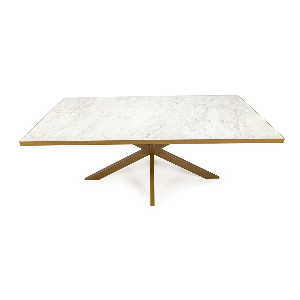 Rechthoekige marmeren tafel met goudkleurig metalen onderstel en kruispoot, elegant en stijlvol ontwerp.
