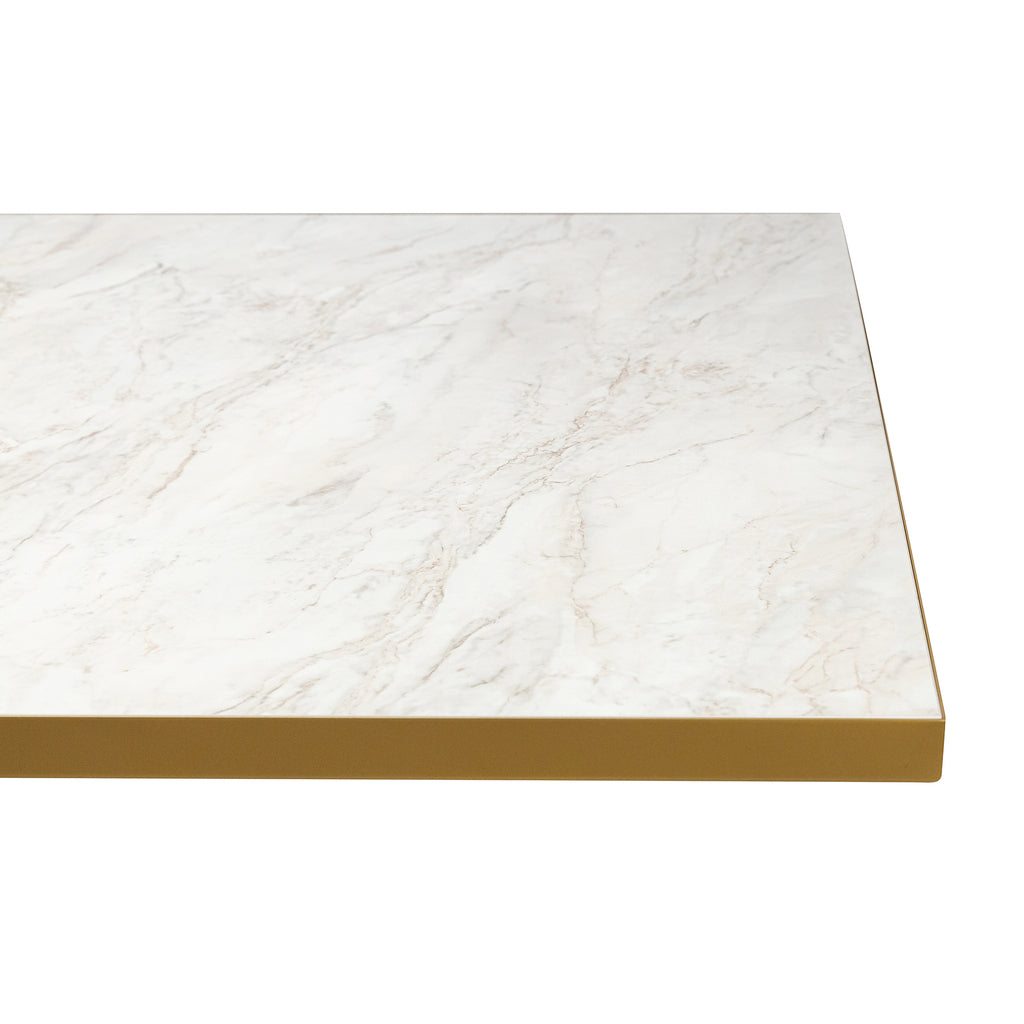 Wit marmeren tafelblad met subtiele aders en gouden rand, gladde en elegante afwerking.