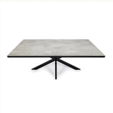 Strakke rechthoekige betontafel met zwart stalen kruisvoet, minimalistisch en modern design.