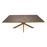 Rechthoekige tafel met donkere houtnerf textuur en gouden metalen onderstel, strak en modern ontwerp.