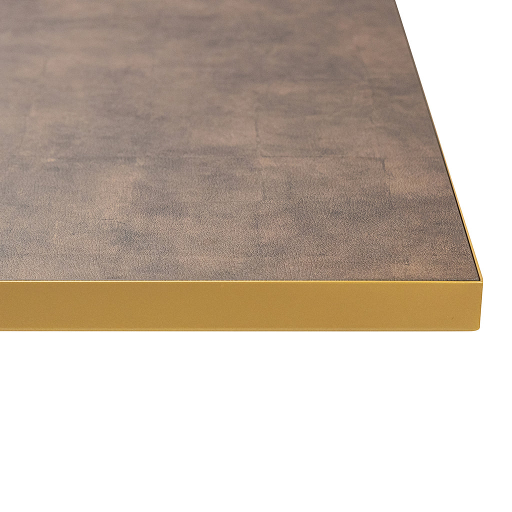 Bruin tafelblad met zachte textuur en gouden rand, minimalistisch en elegant design.