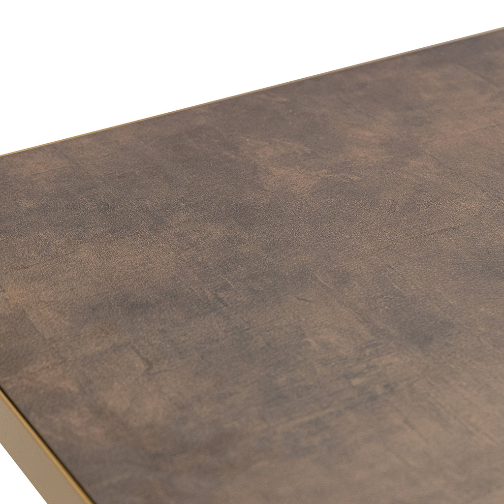 Bruine houten tafelhoek met lichte textuur en matte afwerking, minimalistisch en modern ontwerp.