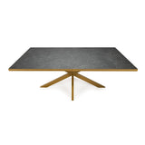 Rechthoekige tafel met grijs marmeren blad en gouden metalen onderstel, modern minimalistisch design.