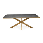 Grote rechthoekige eettafel met een zwart marmeren blad en goudkleurige metalen x-vormige poten.