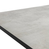 Grijs betonnen tafelblad met gladde textuur en zwarte rand, modern en strak ontworpen.