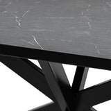 Zwart metalen tafelblad met wit marmerpatroon en een geometrisch onderstel in een hoek geplaatst.